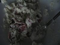 Quark mit Schnittlauch vermischen. Salami in 6...