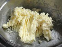 Butter zusammen mit dem Zucker in einer Schüssel...