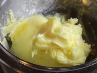 Butter mit Zucker schaumig rühren. Pudding...