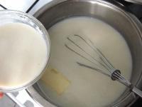 Butter, Milch und Mehlschwitze aus Milch zugeben,...