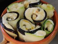 Aubergine und Zucchini in Rollen einwickeln und...