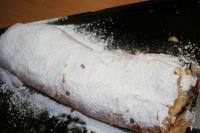 Noch warmen Strudel mit gesiebtem Puderzucker...