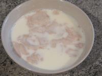 Hefe in warmer Milch mit Zucker vermischen und...