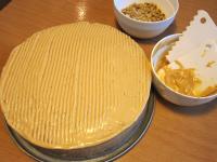 Fertige Torte mit zubereiteter Karamell-Creme...