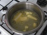 Wasser mit Butter in einem Topf aufkochen. ...