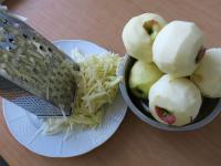 Apfel schälen und grob reiben....