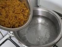 Pasta in mild gesalzenem Wasser kochen. Sie...