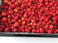 Tiefgefrorene Erdbeeren auftauen, dabei den Saft...