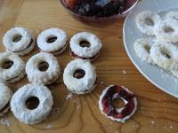 Spritzkuchen mit der Marmelade zusammenkleben....