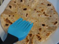 Chapati von einer Seite mit geschmolzener Butter...