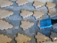 Heiße Lebkuchen mit der Glasur überziehen......