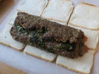 Warme Roulade auf Brot legen und einwickeln....