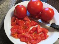 Tomaten waschen und klein scheiden....