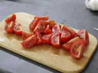 Tomaten waschen und in kleine Stücke schneiden....