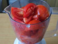 Tomaten waschen, schneiden und in Mixer zermixen....