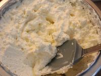 Sahne schlagen, Mascarpone und Zucker zugeben. ...